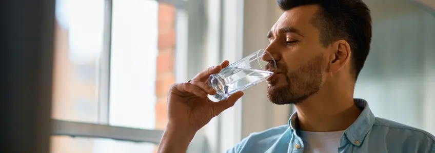 homem a beber água