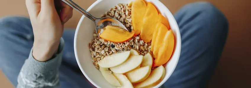 mulher a comer alimentos com fibra