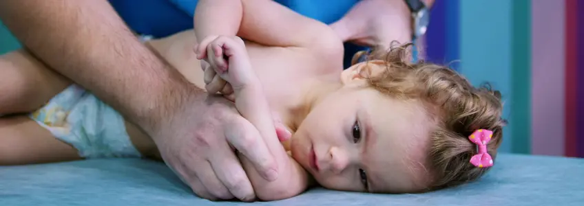 menina bebé deitada na marquesa