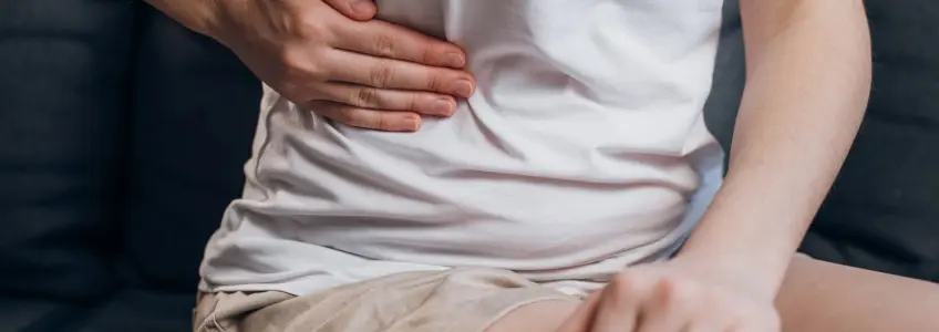 mulher com dores abdominais 