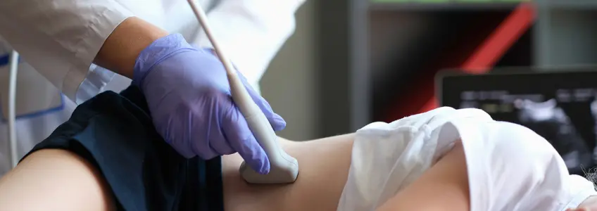médico realiza ecografia em paciente