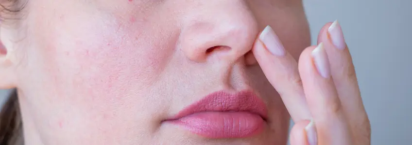 pormenor de rosto de mulher com pele oleosa