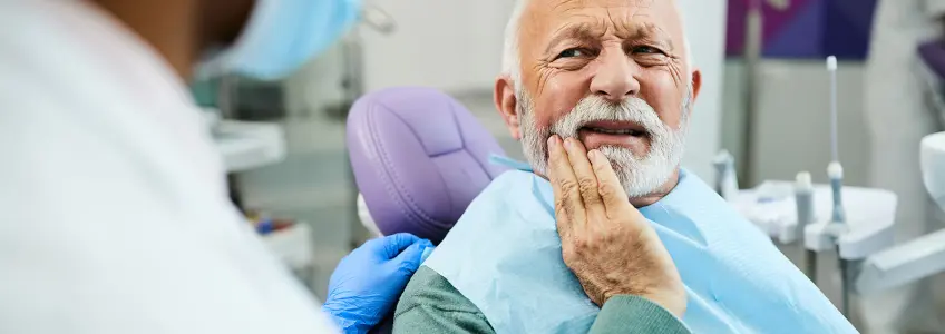 senhor sénior a ser consultado por dentista