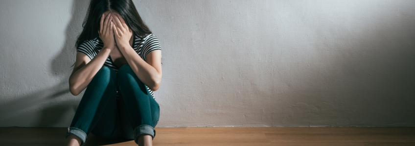 senhora com as mãos na cara depressiva