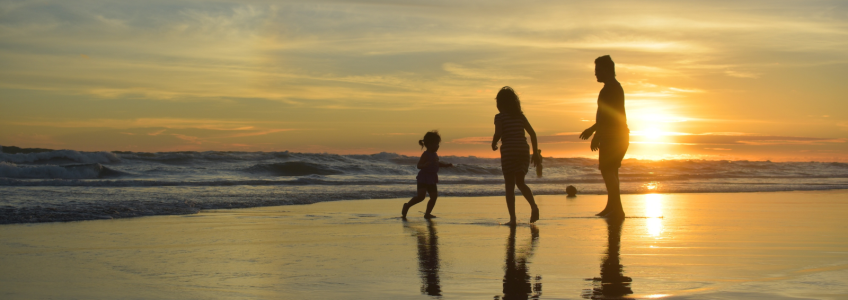 Familia a brincar na praia
