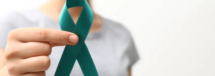 mulher a segurar laço verde claro