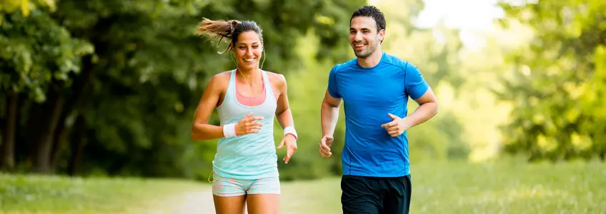 casal a correr no parque