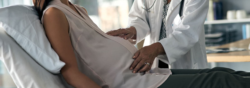médica mostra exame ao cérebro ao paciente
