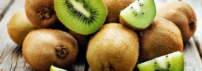 kiwis numa mesa