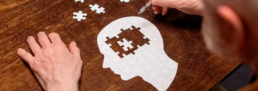 sénior a montar um puzzle