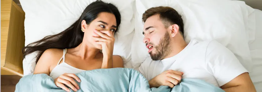 rapariga tapa o nariz incomodada com o mau hálito do namorado