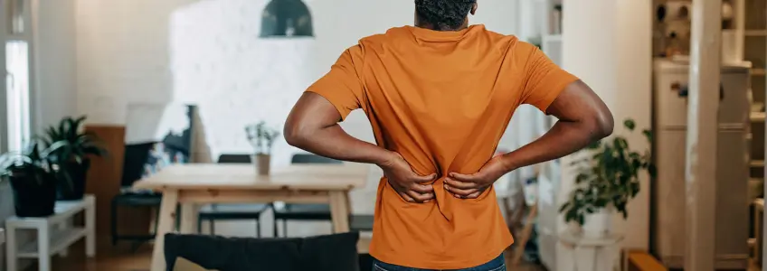 homem a queixar-se de dores de rins