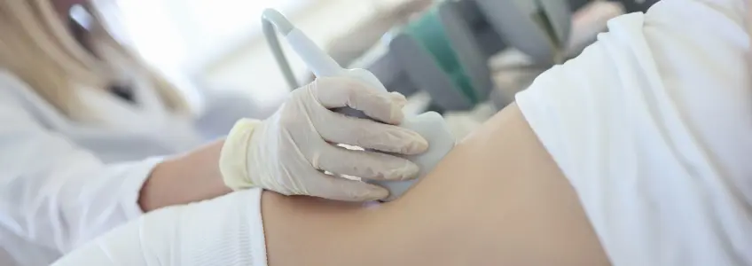doutora a fazer uma ecografia a paciente