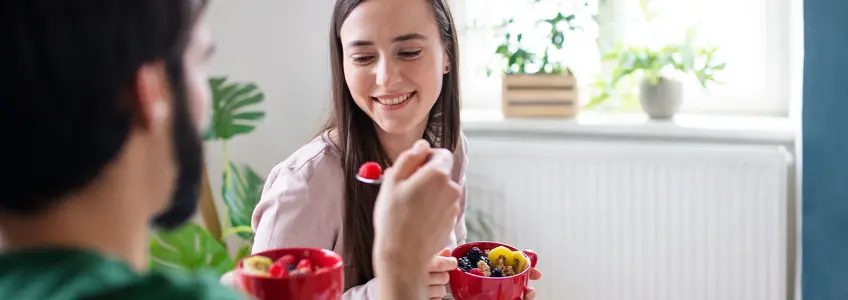 casal de namorados partilha fruta variada