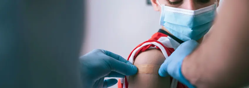 mulher com penso rápido no braço após vacinação