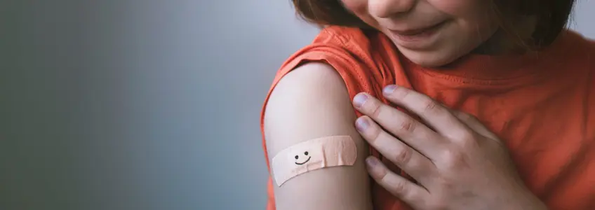mulher com penso rápido no braço após vacinação