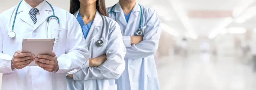 dois médicos a ler diagnóstico em tablet