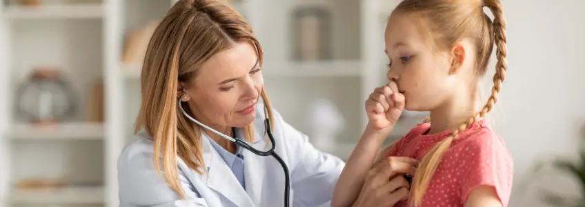 médica ausculta menina com tosse