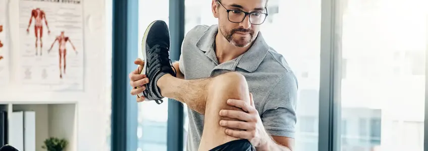 fisioterapeuta a tratar rotura de ligamentos no joelho