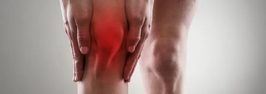 pessoa com rotura de ligamentos no joelho