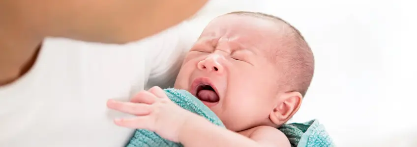 bebé a chorar por causa dos sapinhos na boca