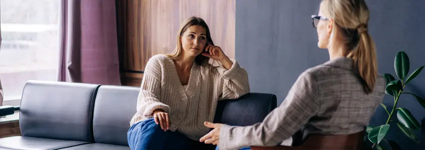 mulher em consulta de psicoterapia