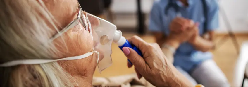 senhora com um ventilador para tratamento da sépsis