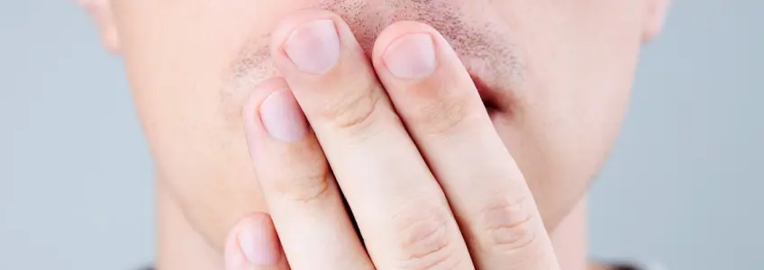 mulher com aftas nos lábios