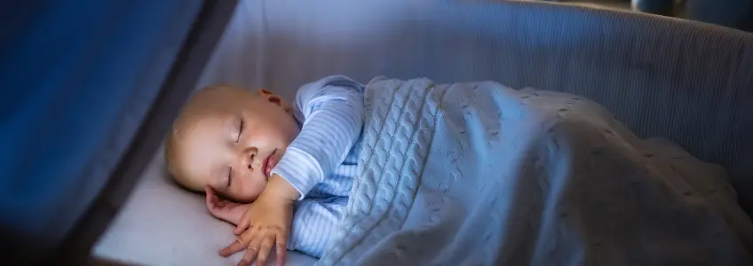 bebé a dormir no colo da mãe