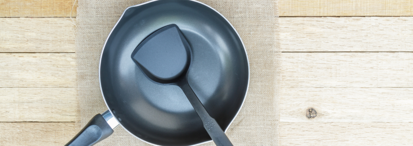 frigideira de teflon numa bancada de cozinha