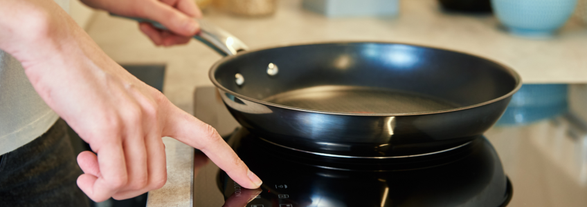 Pessoa a cozinhar numa frigideira de teflon