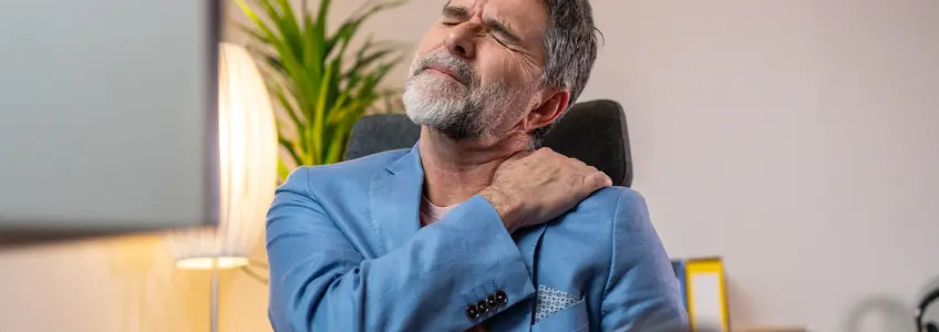 homem com dor no ombro