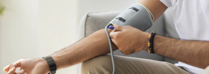 homem a medir a tensão arterial