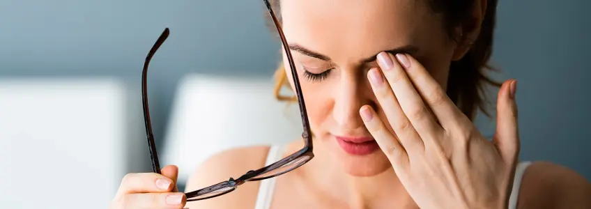 mulher a tocar num dos olhos