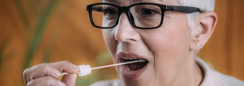 mulher a fazer teste diagnóstico de saliva