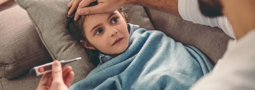 menino com gripe deitado na cama