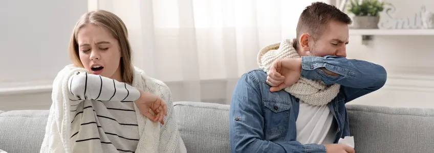 homem e mulher a tossir no sofá