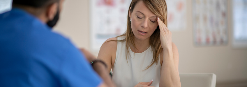 Mulher em sessão de terapia psicoterapêutica