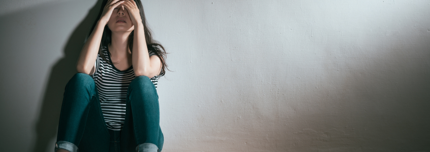 Mulher depressiva com as mãos na cabeça