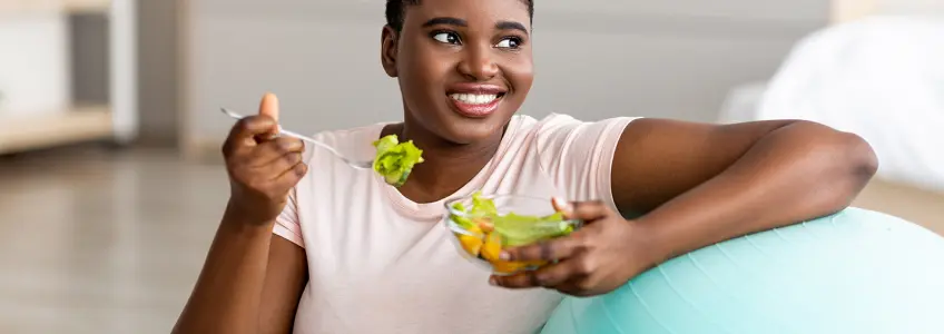 rapariga a comer uma salada