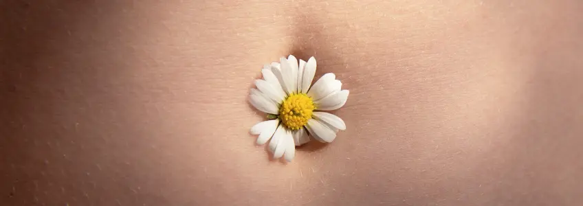 mulher com flor no umbigo