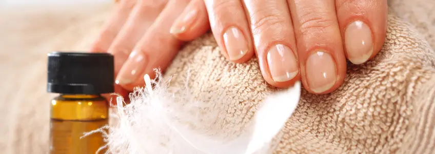 mulher com as unhas das mãos arranjadas