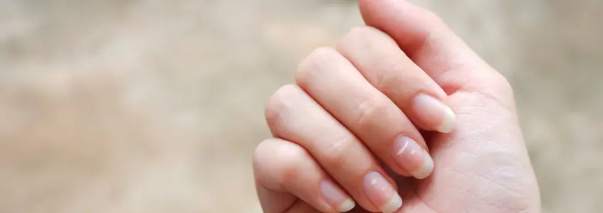 mulher a fazer verniz gel na esteticista