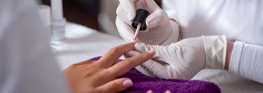 mulher a fazer verniz gel na esteticista
