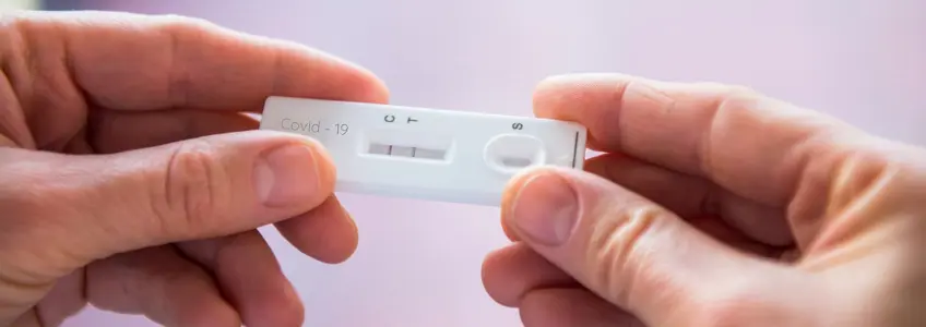 pessoa a ser vacinada contra a covid-19