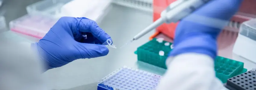 doutor a fazer analise a amostras do virus varíola-dos-macacos
