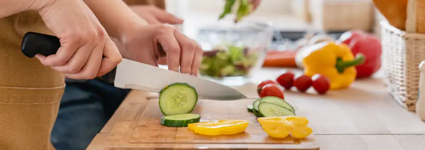 mulher a cortar um pepino