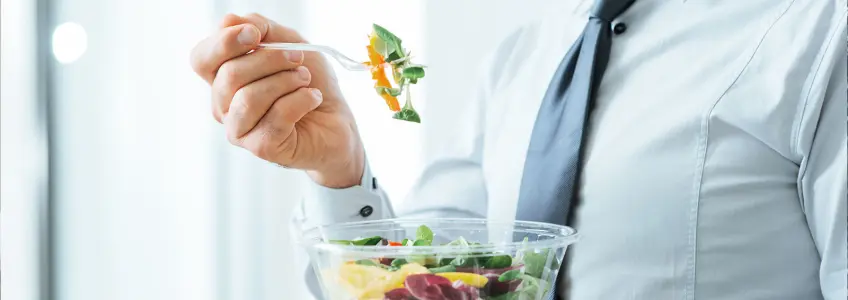 homem vegetariano a comer uma salada