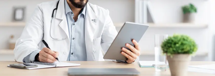 dois médicos a ler diagnóstico em tablet