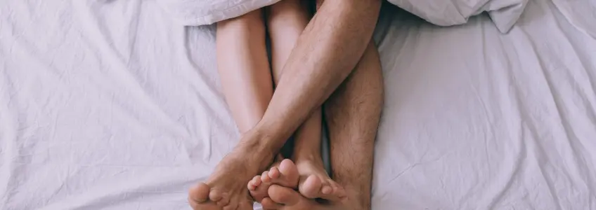 casal na cama